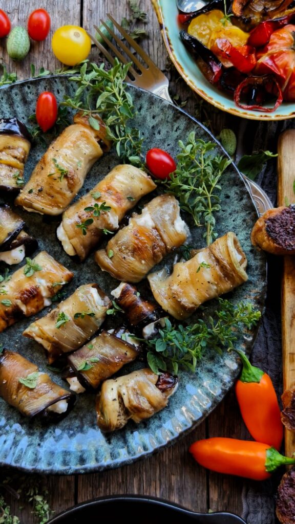 Melanzani-Röllchen mit veganer Feta-Creme
