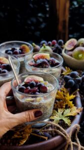 Herbstliches Overnight Oats mit Birne, Feige & Trauben